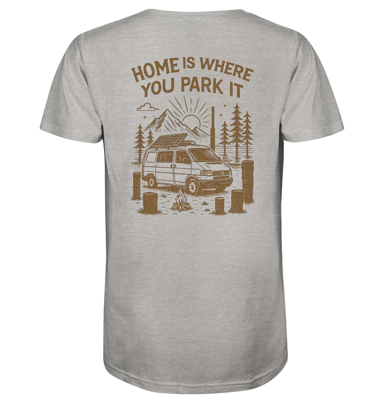 Handgezeichnetes T-Shirt-Design mit einem Campervan, Solarpanel auf dem Dach, Lagerfeuer und Sonnenuntergang. Umgeben von Holzbalken, Bergen und Kiefern mit dem Schriftzug ‚Home Is Where You Park It‘. Vintage-Stil in erdigen Naturfarben.“
