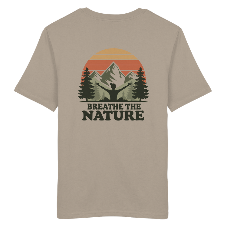 Bio-Baumwoll-T-Shirt in Beige mit Rückenprint „BREATHE THE NATURE“ – Silhouette einer Person vor Bergen, Tannen und Sonnenuntergang, Outdoor- und Naturmotiv, nachhaltige Mode von Freespirit Clothing.