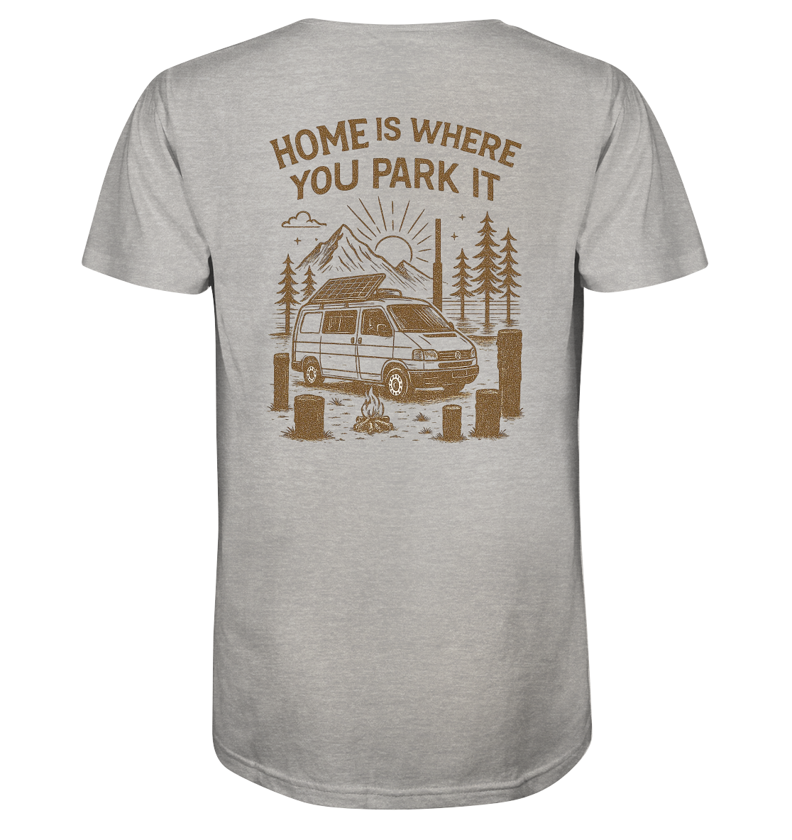 Handgezeichnetes T-Shirt-Design mit einem Campervan, Solarpanel auf dem Dach, Lagerfeuer und Sonnenuntergang. Umgeben von Holzbalken, Bergen und Kiefern mit dem Schriftzug ‚Home Is Where You Park It‘. Vintage-Stil in erdigen Naturfarben.“
