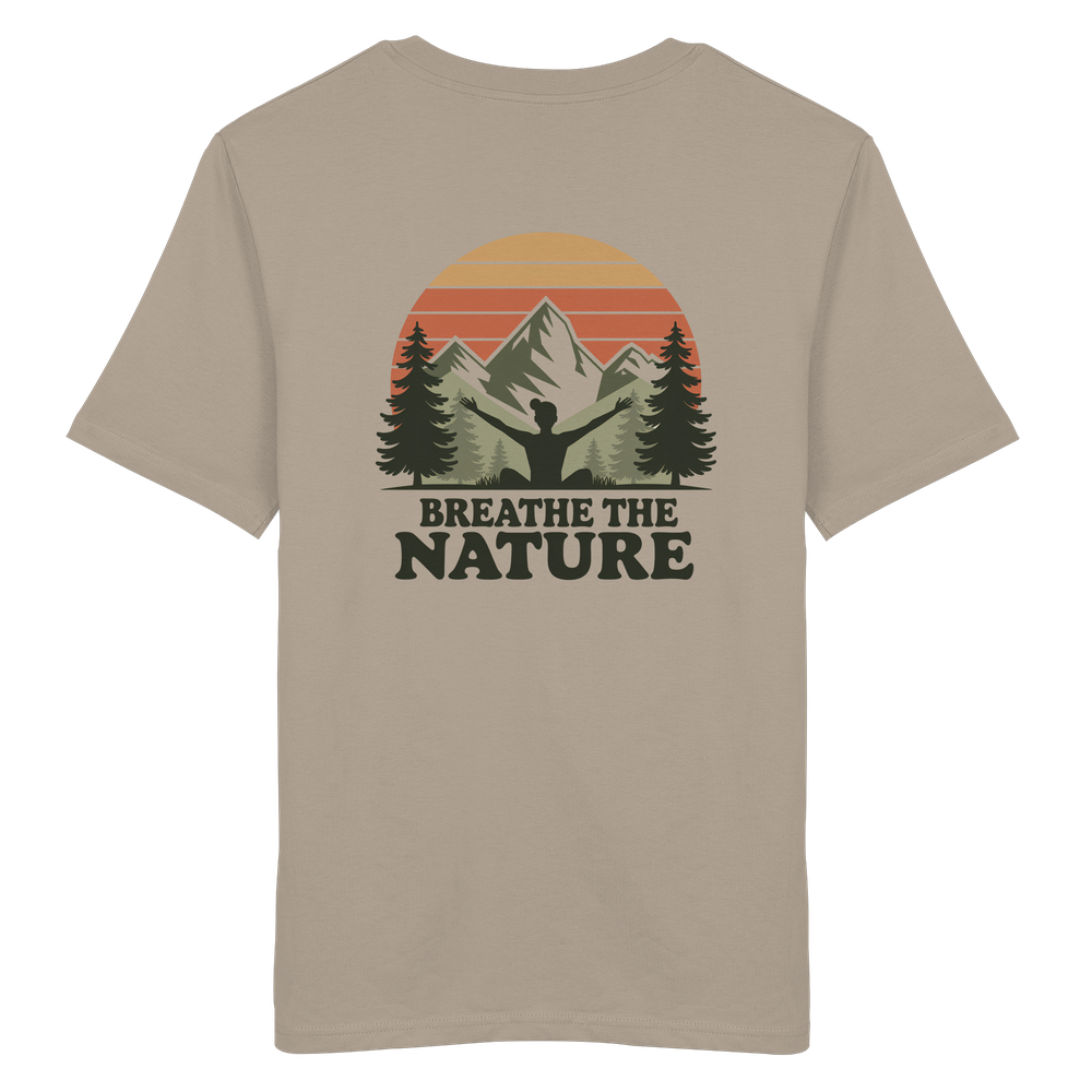 Bio-Baumwoll-T-Shirt in Beige mit Rückenprint „BREATHE THE NATURE“ – Silhouette einer Person vor Bergen, Tannen und Sonnenuntergang, Outdoor- und Naturmotiv, nachhaltige Mode von Freespirit Clothing.