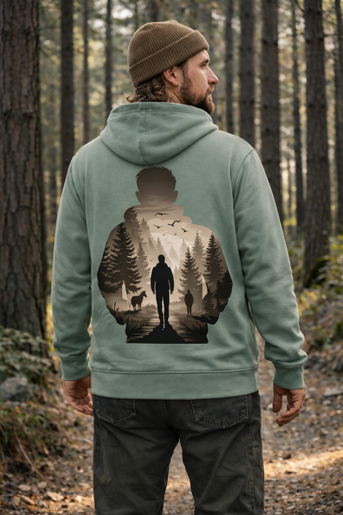 Grüner Bio-Baumwolle Hoodie mit Wald- und Wanderer-Motiv, nachhaltige Outdoor-Bekleidung. - Into the Wild Within - Organic Hoodie