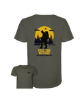 Khakifarbenes Organic Outdoor Apparel Shirt aus Bio-Baumwolle mit nachhaltigem Natur-Abenteuer-Print. - FEEL THE NATURE – Outdoor Adventure - Organic Shirt